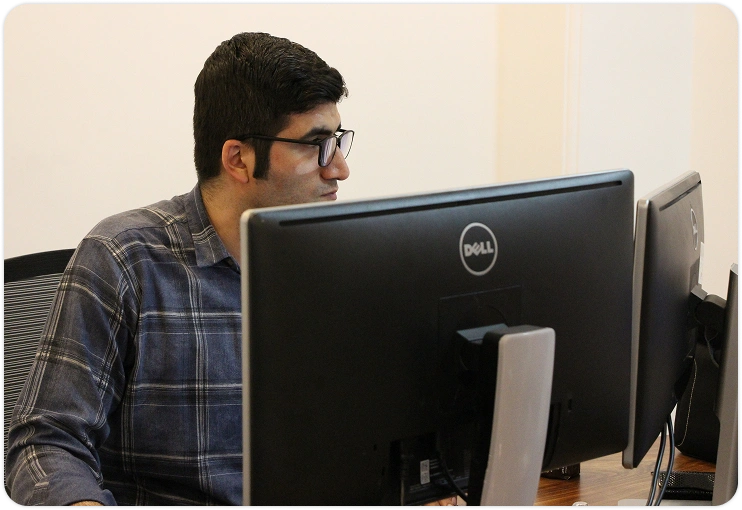 یکی از برنامه‌نویسان آروین تاو پشت میز کار